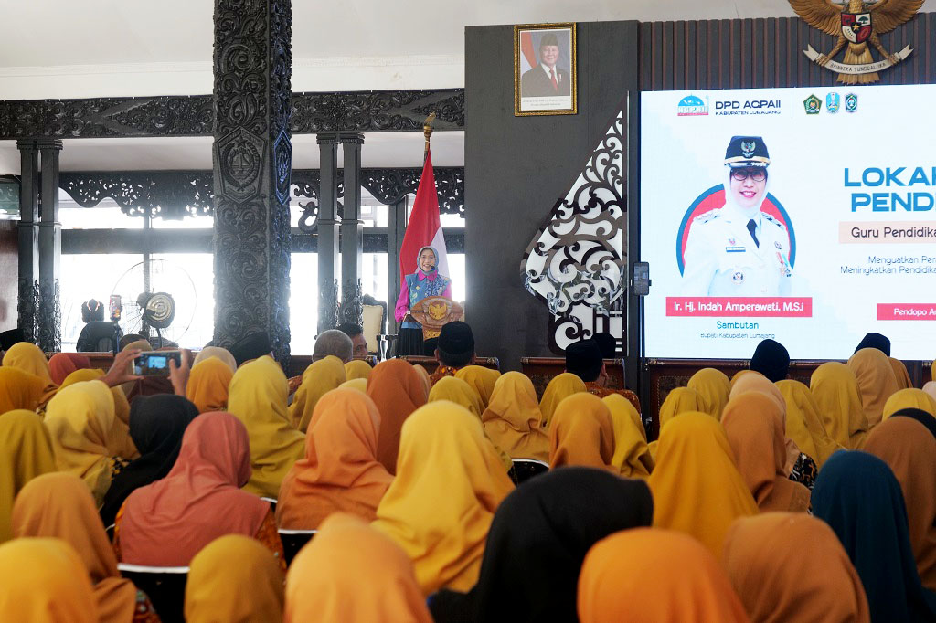 Bupati Lumajang Indah Amperawati saat membuka Lokakarya Guru Pendidikan Agama Islam (PAI) dan Budi Pekerti di Pendopo Arya Wiraraja.