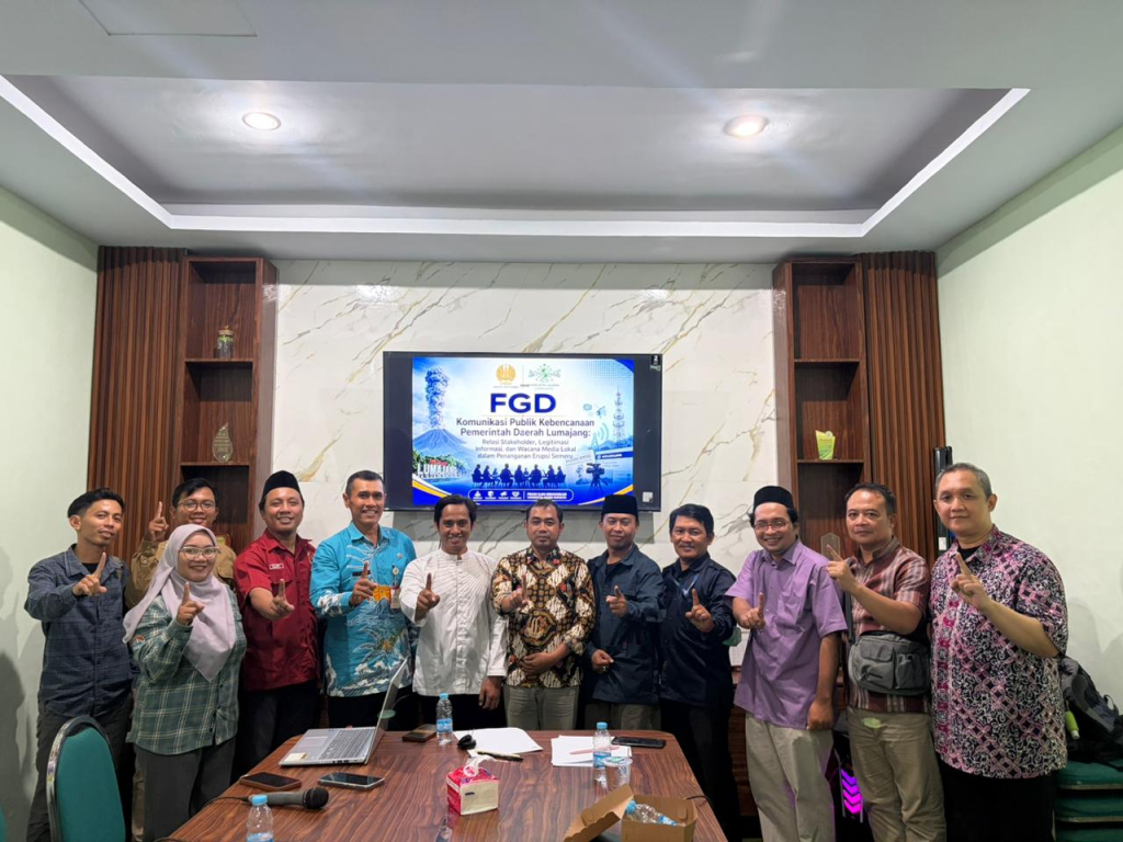 Peserta focus group discussion (FGD) dari unsur akademisi Unesa Surabaya, media, organisasi masyarakat, dan pemerintah Lumajang mengikuti diskusi komunikasi publik kebencanaan digelar di PCNU.