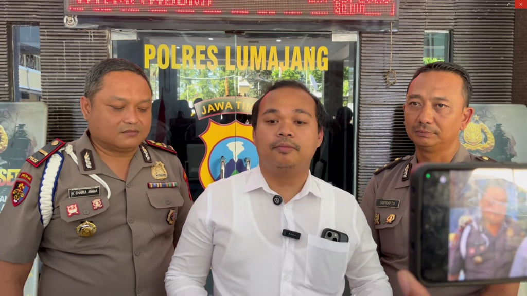 Kasat Reskrim Polres Lumajang AKP Pras (Tengah) saat konferensi pers