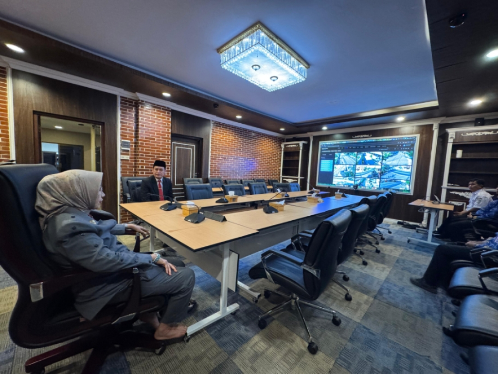 Bupati Lumajang Indah Amperawati meninjau sistem pemantauan CCTV terpusat di Ruang Mahameru. Penguatan pengawasan berbasis teknologi ini menjadi langkah strategis pemerintah daerah