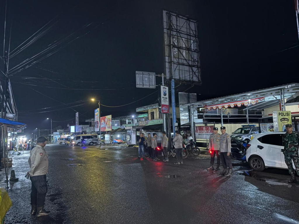 Anggota Polsek Senduro ketika melakukan patroli