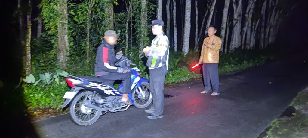 Personel gabungan Polsek Candipuro dan Polsek Pasirian melakukan patroli tengah malam di jalur rawan Desa Kloposawit untuk mengantisipasi aksi begal, curanmor, dan pecah kaca kendaraan.