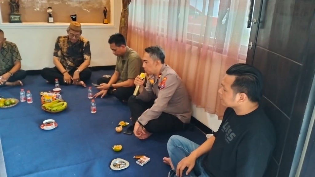 Kapolsek Pasirian Iptu Loni saat menghadiri kegiatan bersama AKD