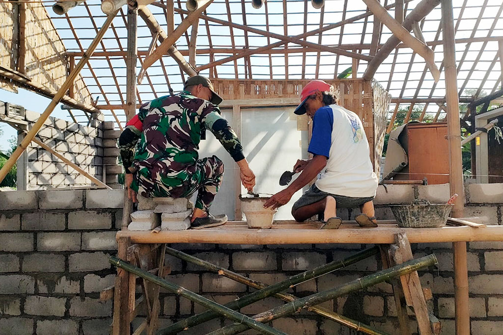 Kegiatan ini menjadi wujud nyata kemanunggalan TNI dan rakyat dalam meningkatkan kesejahteraan masyarakat melalui perbaikan hunian.