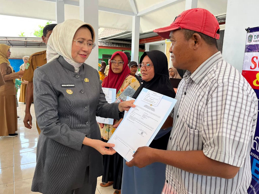 Bupati Lumajang Indah Amperawati menyerahkan Nomor Induk Berusaha (NIB) secara gratis kepada pelaku UMKM dalam program Setor Madu di Kecamatan Tempeh