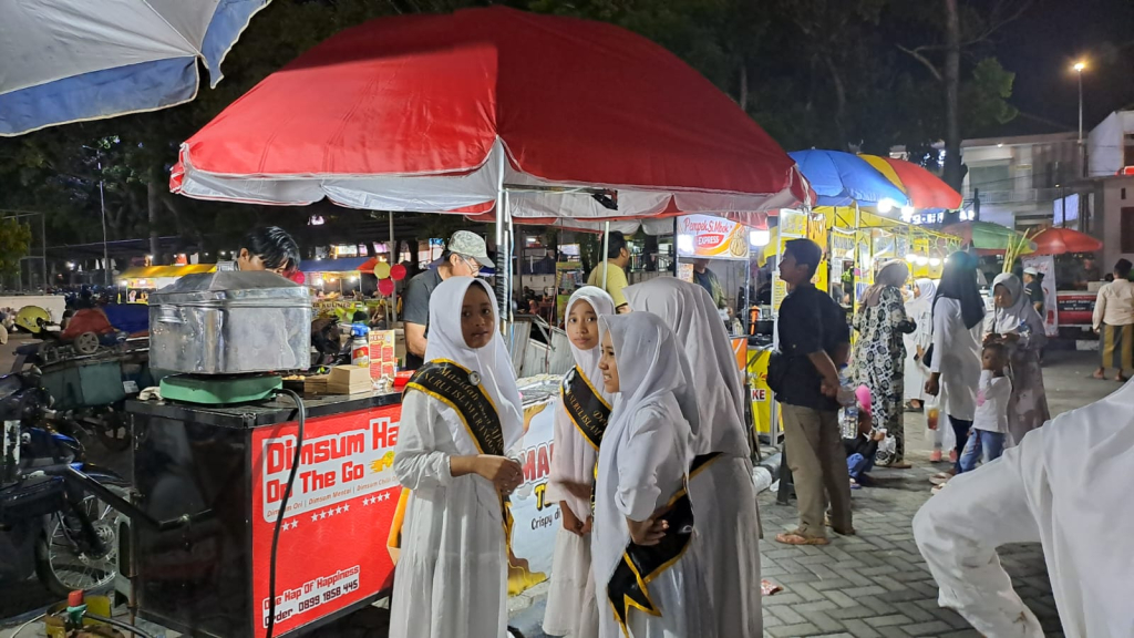 Suasana para pedagang di acara Wisuda Akbar Tartil dan Tahfidz MI se-Lumajang