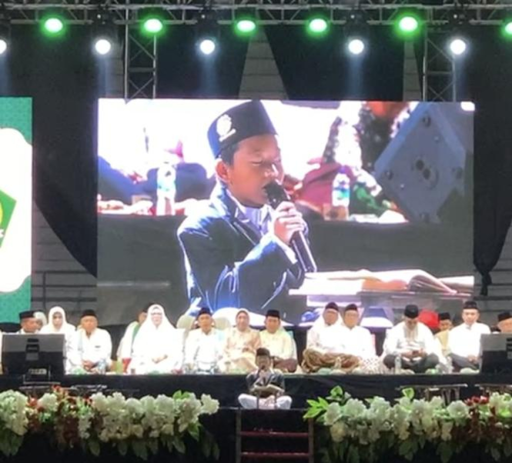 Zhafran Ahmad Farras melantukan ayat suci al-qur'an di Wisuda Akbar MI se-Lumajang