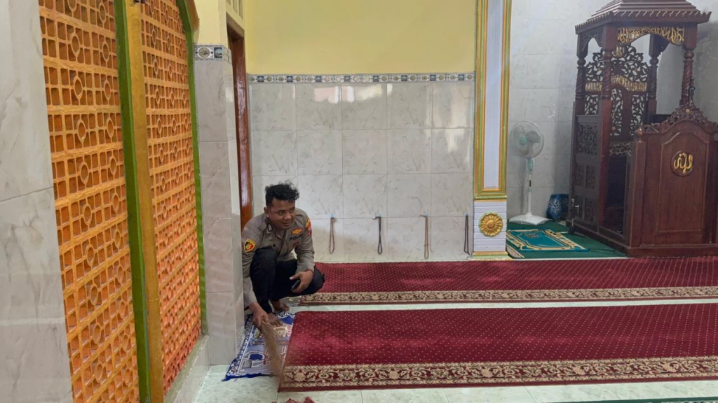 Menyambut Hari Bhayangkara ke-80, anggota Polsek Pasirian memilih turun langsung membersihkan Masjid Darussalam di Desa Sememu. Aksi bakti religi tersebut menjadi simbol pengabdian Polri