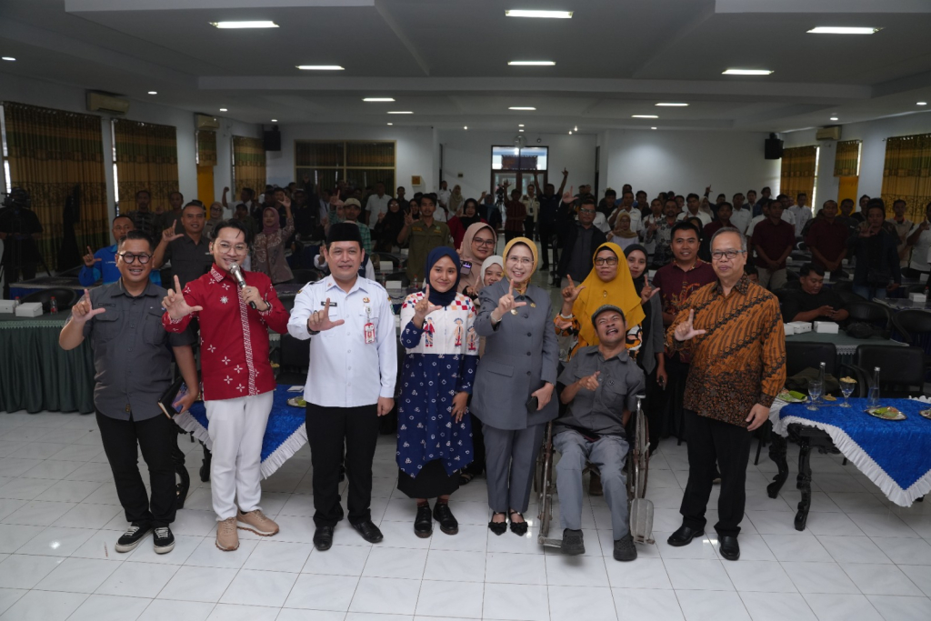 Direktur Informasi Publik Kemkomdigi Nursodik Gunarjo (kanan), Bupati Lumajang Indah Amperawati (tengah), dan Kadiskominfo Lumajang Mustaqim (kiri) berfoto bersama narasumber serta peserta.
