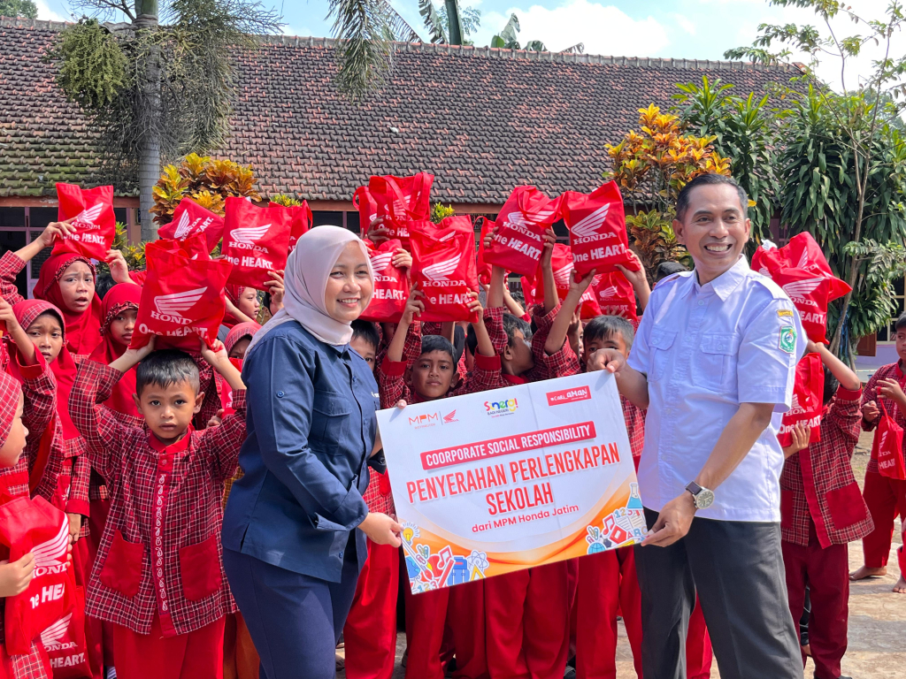 Tanamkan Budaya Keselamatan Sejak Dini, MPM Honda Jatim Bagikan Perlengkapan Sekolah dan Helm untuk Siswa SD di Lumajang