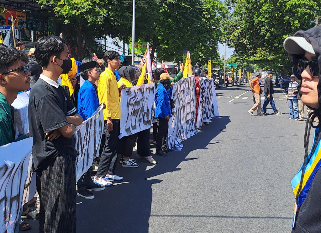 Mahasiswa demo di depan gedung DPRD Lumajang