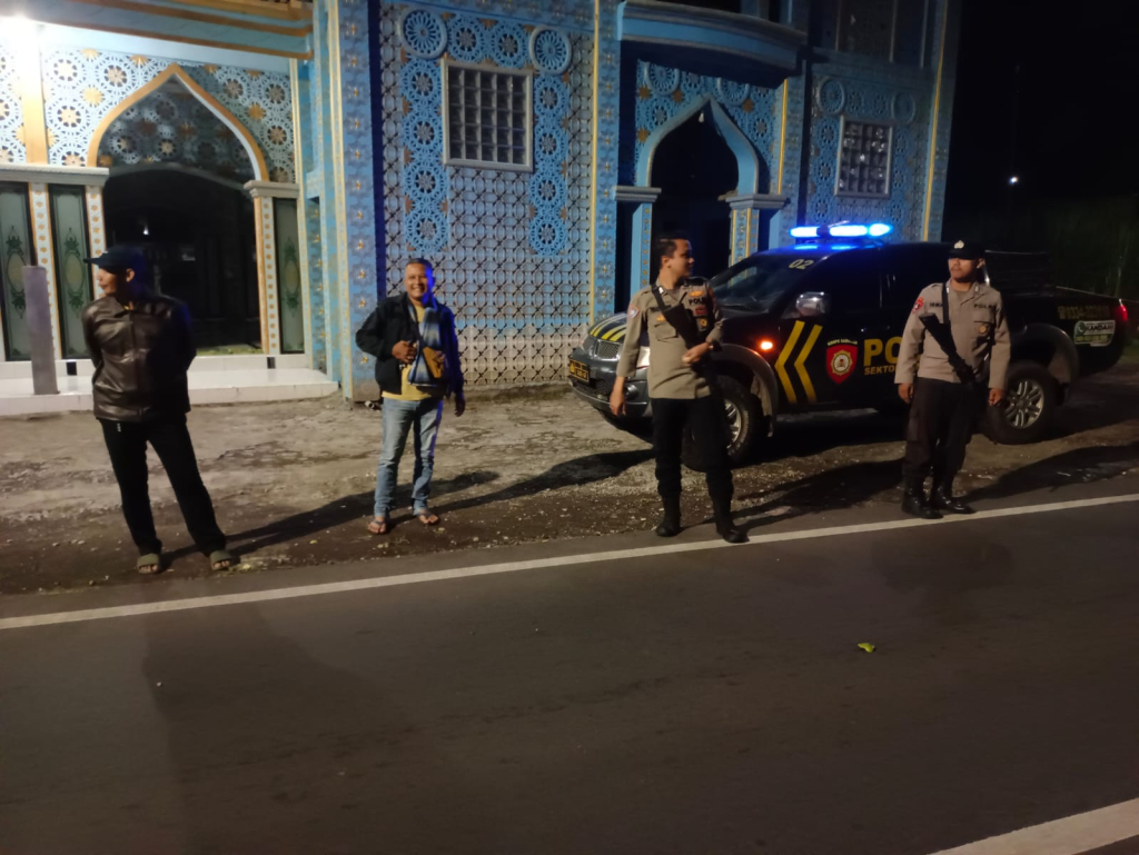 Polsek Randuagung ketika melakukan patroli dimalam hari.