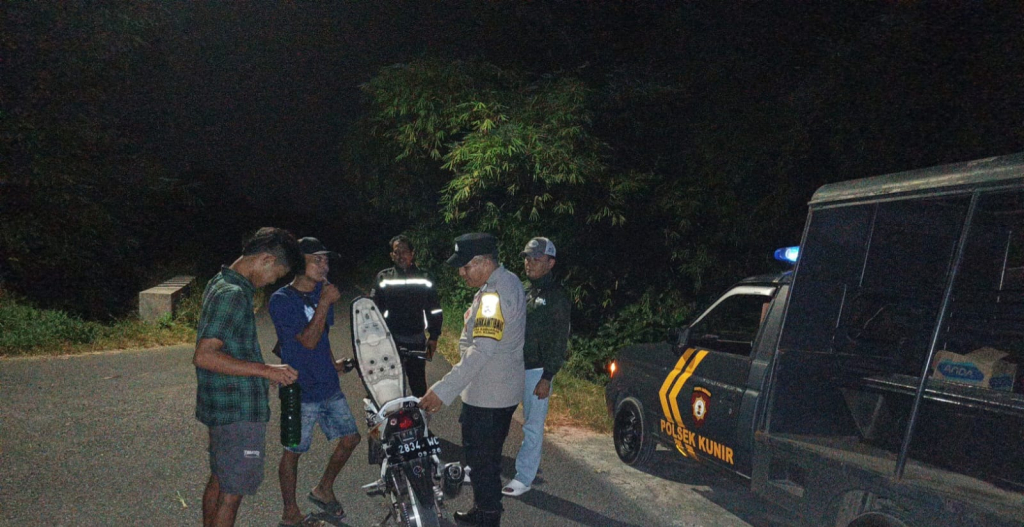 Polsek Kunir meningkatkan patroli dini hari dengan menyisir sejumlah jalur rawan kriminalitas dan memeriksa kendaraan yang melintas.