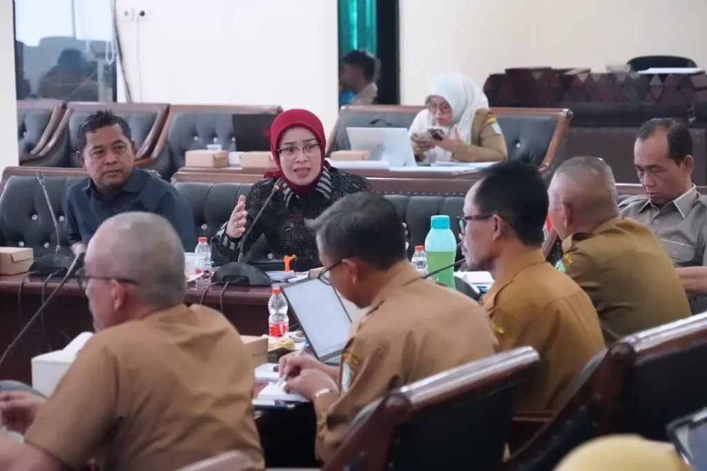 Pembahasan LKPJ Lumajang TA 2025 DPRD bersama mitra komisi