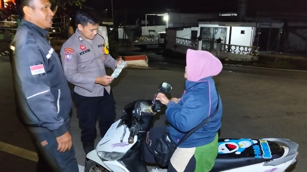 Cegah Aksi Kriminalitas, Polisi Periksa Kendaraan dalam Patroli Dini Hari di Pronojiwo