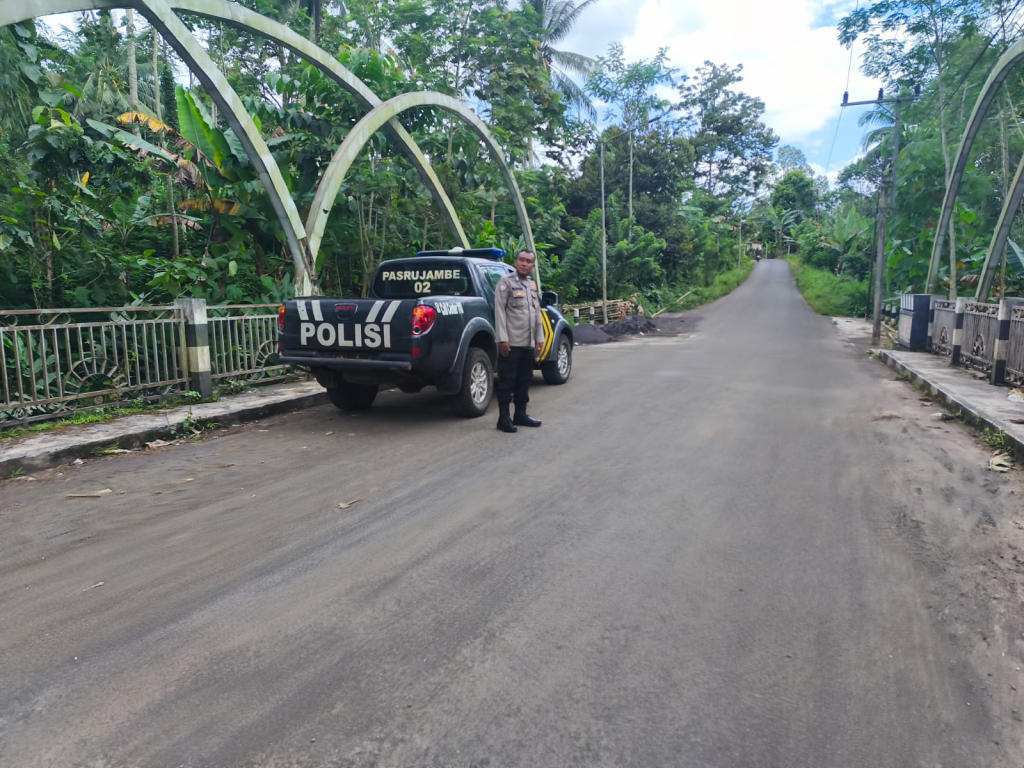 Anggota Polsek Pasrujambe saat melakukan patroli ditempat sepi