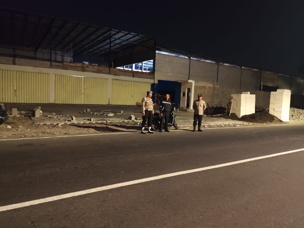 Polisi sedang patroli di jalur sepi