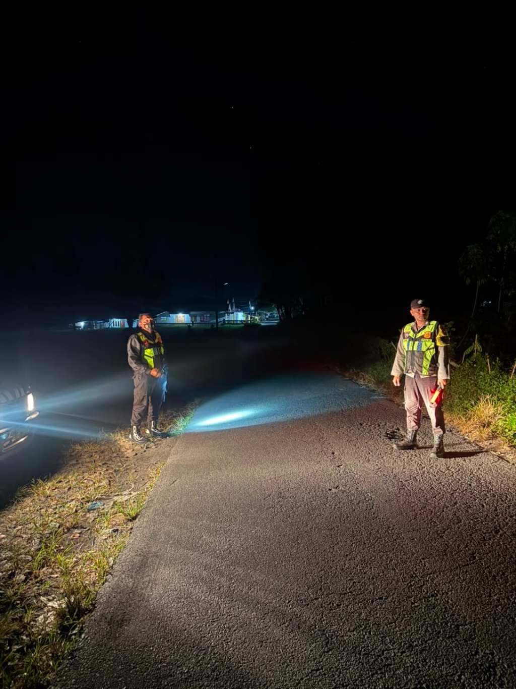 Anggota ketika melakukan patroli dimalam hari