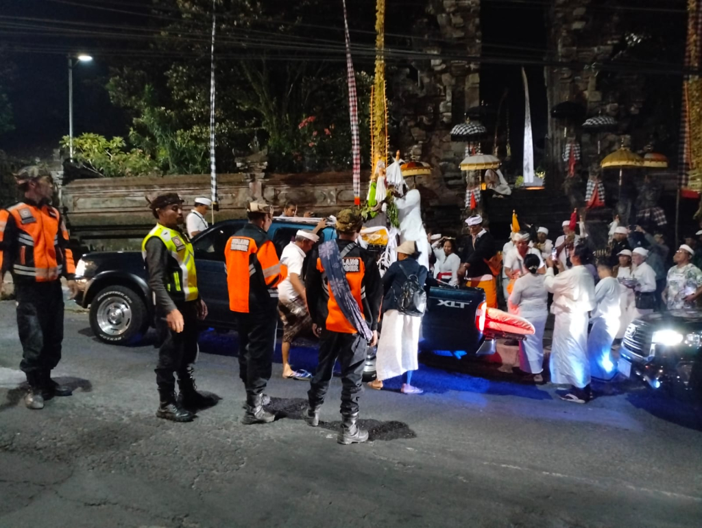 Suasana sakral menyelimuti Pura Mandara Giri Semeru Agung (MGSA), Senduro, saat air suci dari Gunung Semeru dan sejumlah pura utama di Bali tiba untuk rangkaian piodalan.