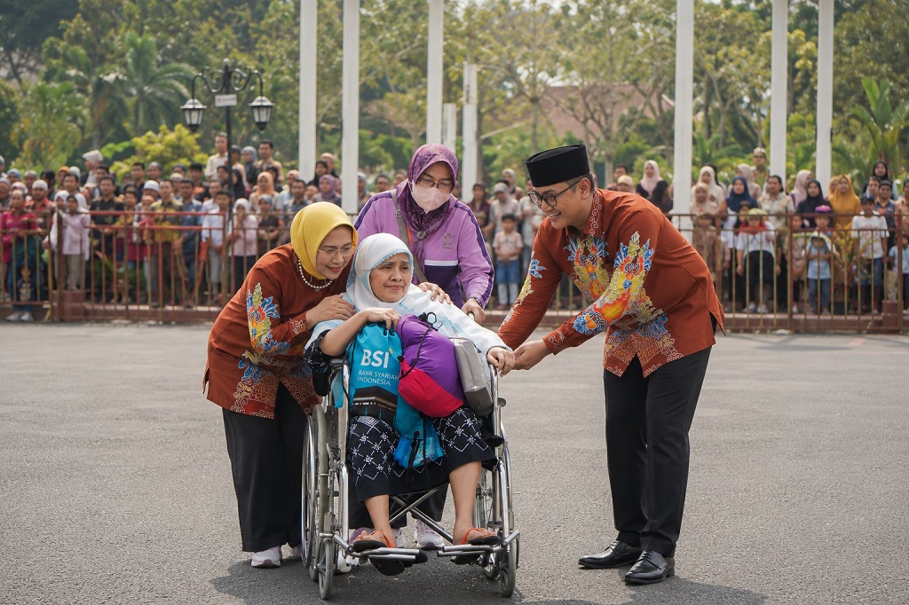 Bunda Indah dan Mas Yudha ketika sambut salah satu jamaah haji di Lumajang (Doc : Kominfo Lumajang).
