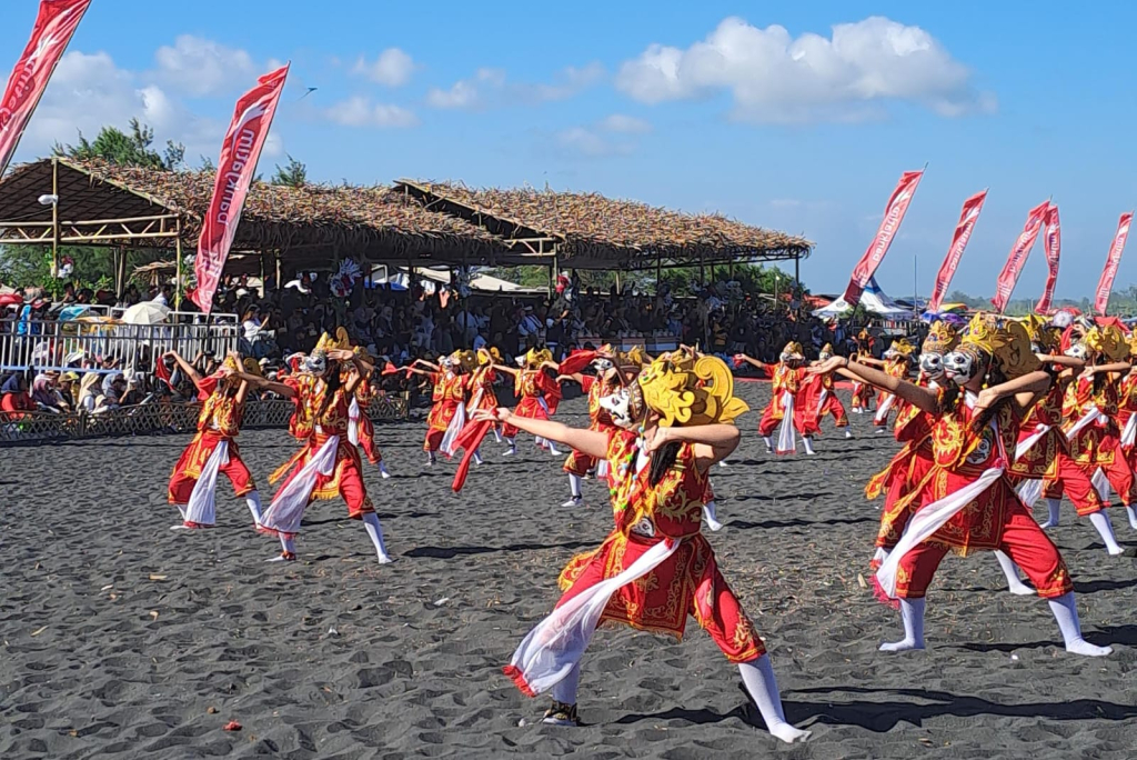 Ratusan Penari meriahkan event Segoro Topeng Kaliwungu di Watu Pecak Pasirian-Lumajang