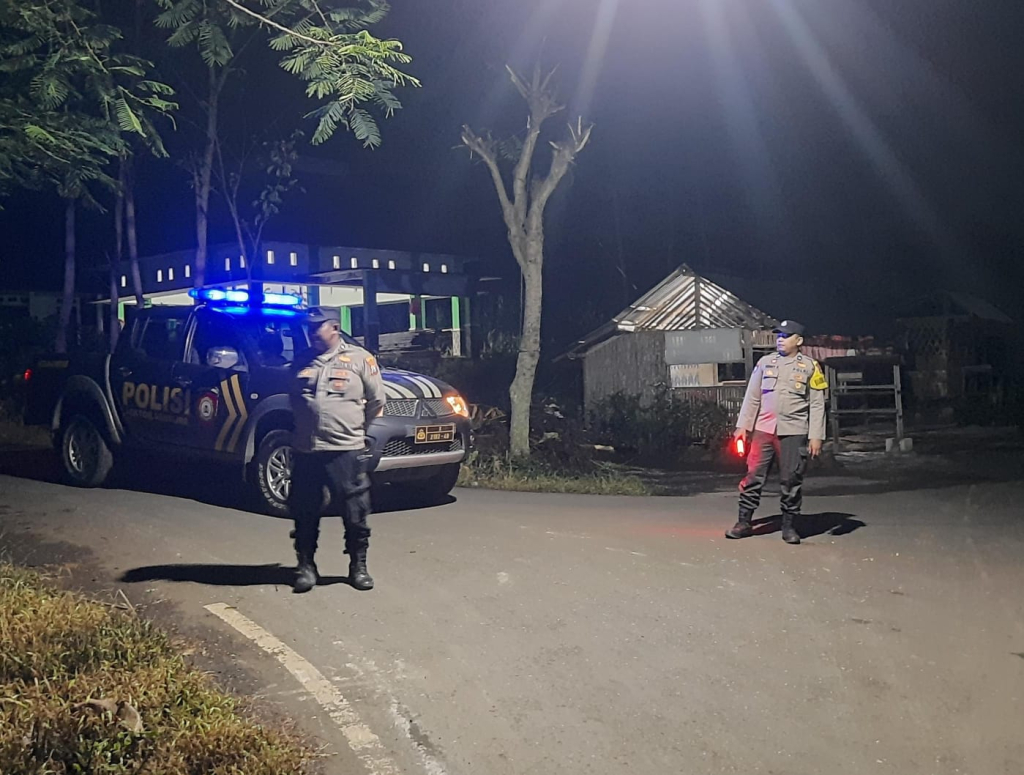 Anggota Polsek Senduro melakukan patroli malam