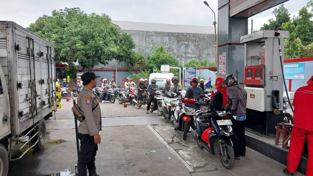 Polisi memantau aktivitas pengisian BBM di SPBU Sukodono, Lumajang, guna memastikan distribusi berjalan aman, tertib, dan lancar, Senin (1/6/2026).