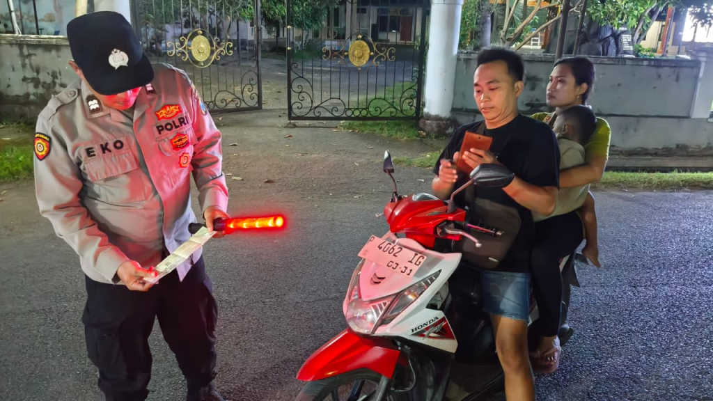 Petugas Polsek Sumbersuko melakukan pemeriksaan terhadap pengendara dalam patroli Hunting System pada malam hari guna mengantisipasi kejahatan 3C dan menjaga situasi kamtibmas tetap aman dan kondusif