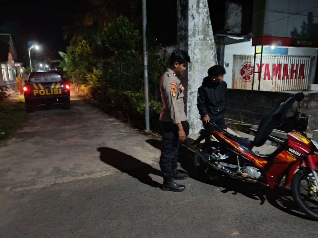 Anggota ketika melakukan pengecekan kendaraan pada malam hari