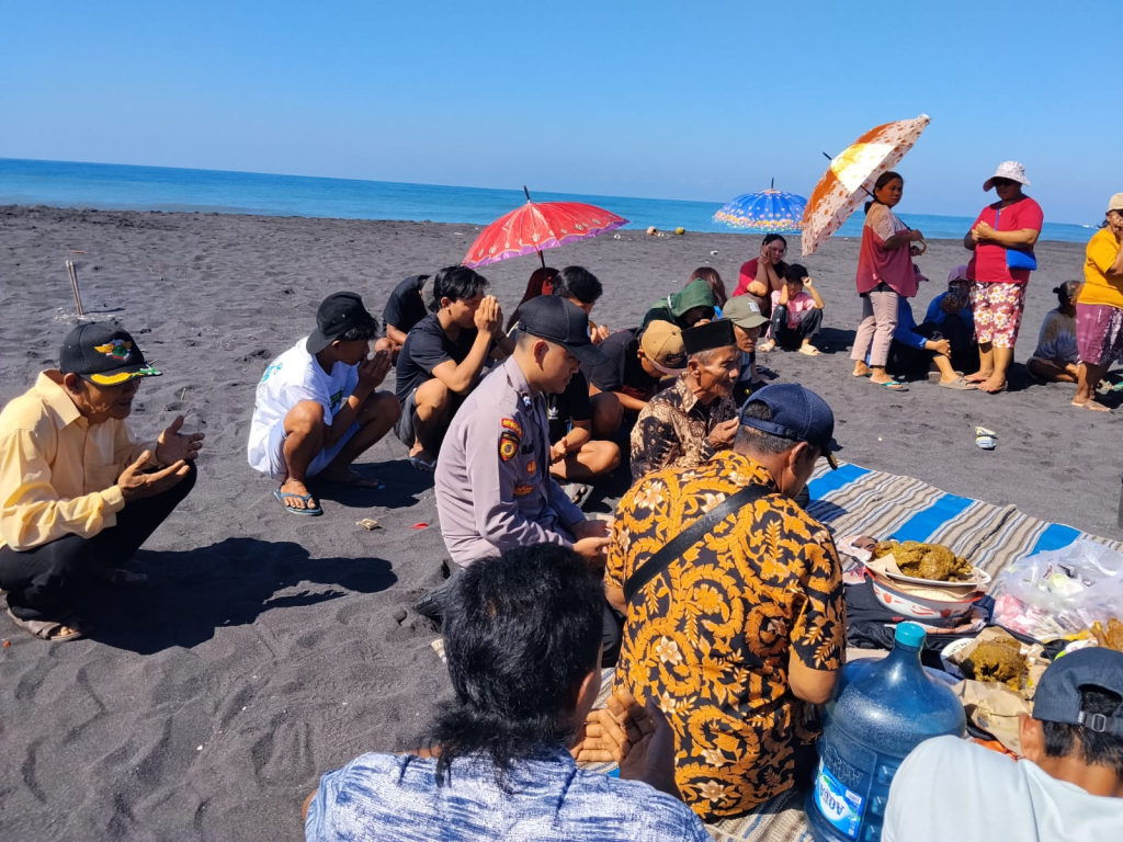Jaga Kearifan Lokal, Polisi Amankan Tradisi Petik Laut Masyarakat Pesisir Lumajang