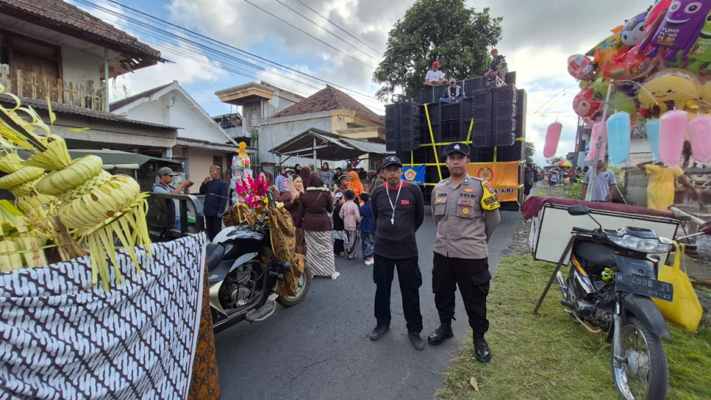 Anggota Polsek saat berjaga untuk mengamankan kelancaran acara berlangsung