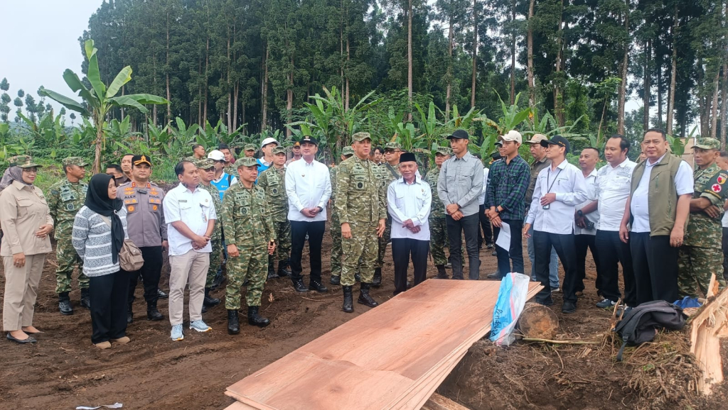 Kapolres Lumajang AKBP Alex Sandy Siregar mendampingi Pangdam V/Brawijaya Mayjen TNI Rudy Saladin meninjau lokasi pembangunan Yonif Teritorial Pembangunan (Yonif TP) Tahap IV di Desa Burno