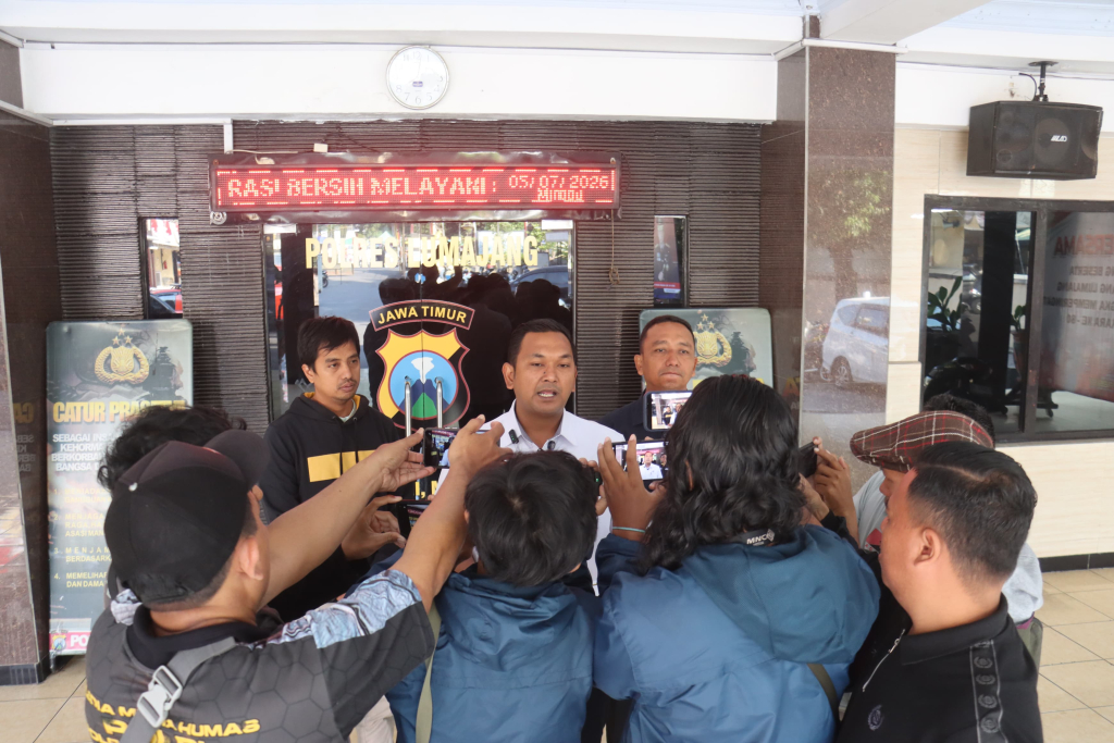 Kasat Reskrim Polres Lumajang AKP Ari (baju putih) saat melakukan doorstop dengan awak media
