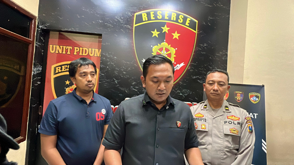 Kasat Reskrim Polres Lumajang AKP Ari Nuzul (Tengah) saat membacakan rilis