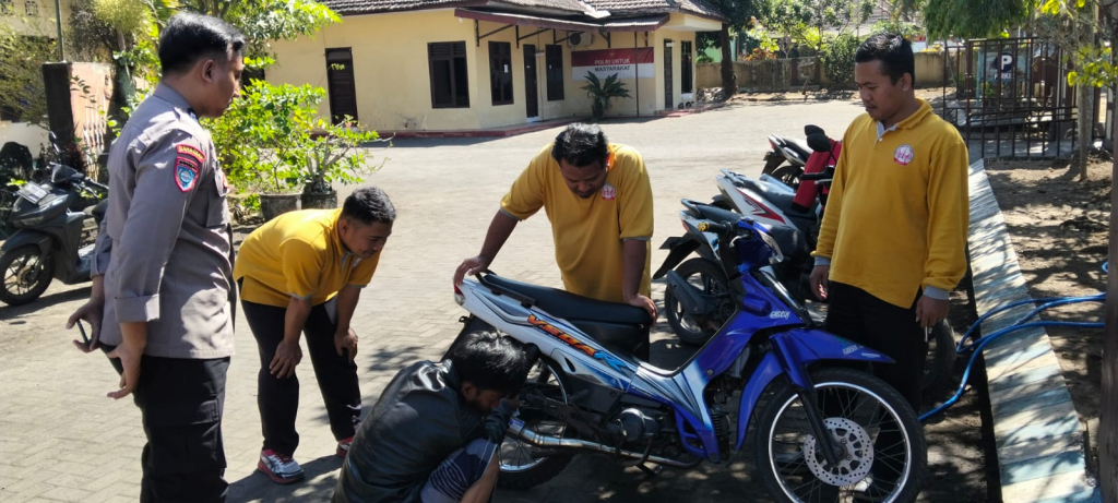 Polsek Jatiroto saat ke sekolah untuk cek sepeda motor siswa/siswi