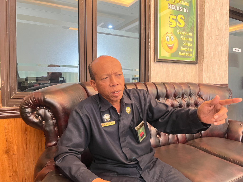 H. Achmad Chozin, S.H. menjabat sebagai Panitera Muda Gugatan di Pengadilan Agama Lumajang