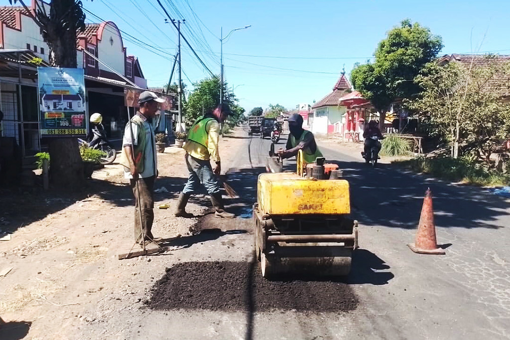 Perbaikan jalan di Kabupaten Lumajang