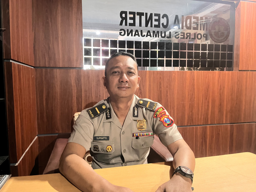 Kasi Humas Polres Lumajang Ipda Suprapto ketika diwawancarai tim Lumajangsatu di ruang kerjanya
