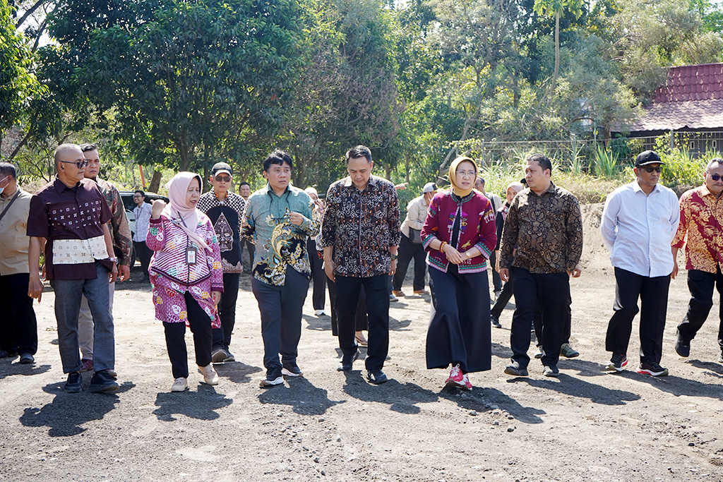 Kunjungan saat ke lokasi, Pemerintah Kabupaten Lumajang terus memperkuat komitmen mewujudkan pengelolaan sampah yang modern dan berkelanjutan.