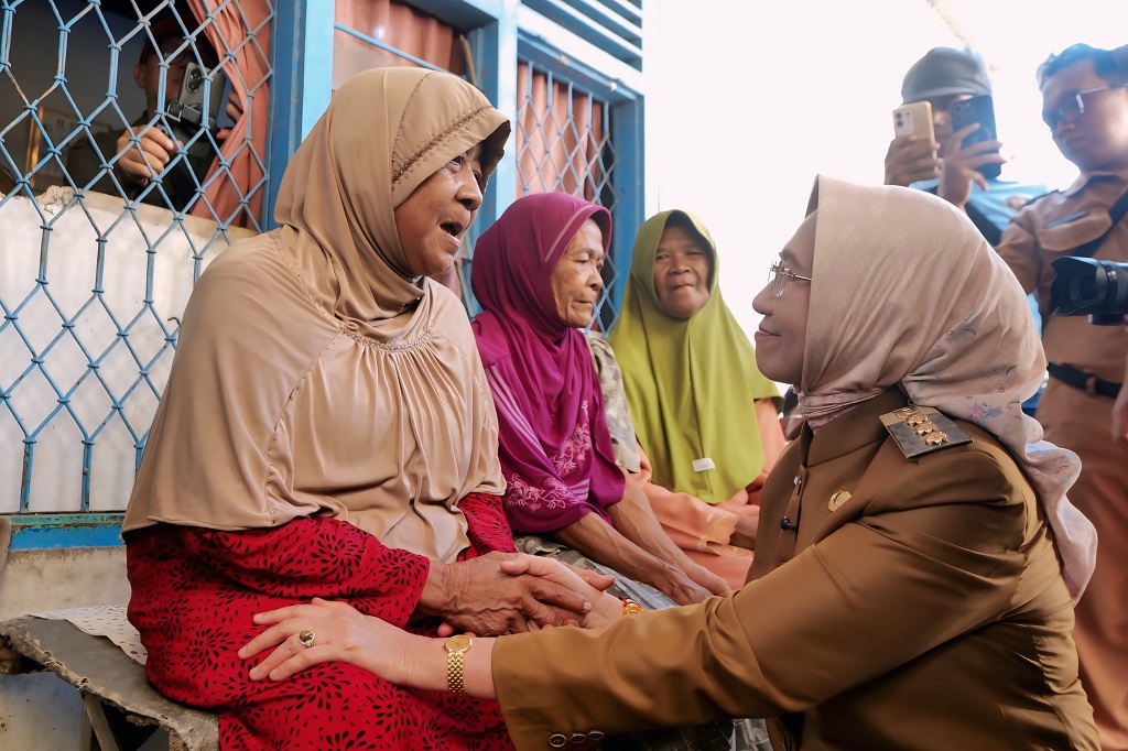 Bunda Indah saat turun langsung ke lokasi