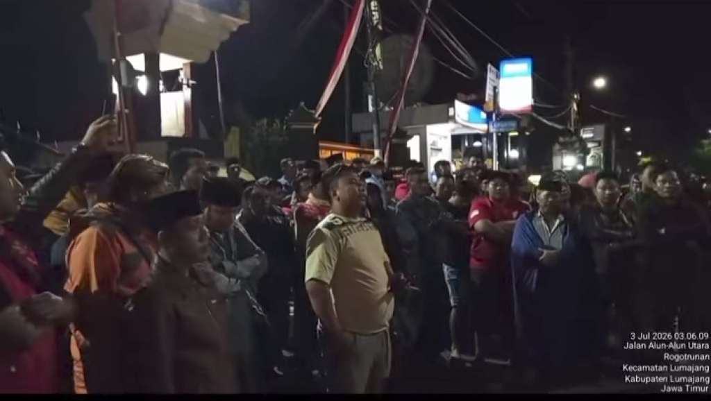 Anggota Madas ketika melakukan aksi di depan Polres Lumajang dini hari (Foto : Hasil Tangkapan Layar Netizen)