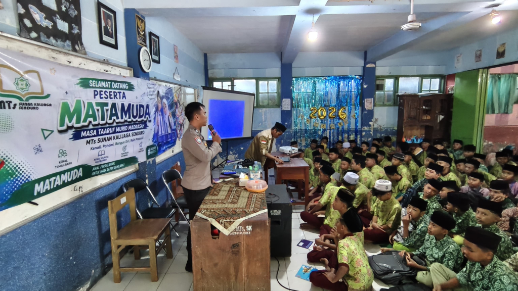 Polsek Senduro Bekali Siswa Baru Edukasi Lalu Lintas, Anti Narkoba dan Anti Bullying