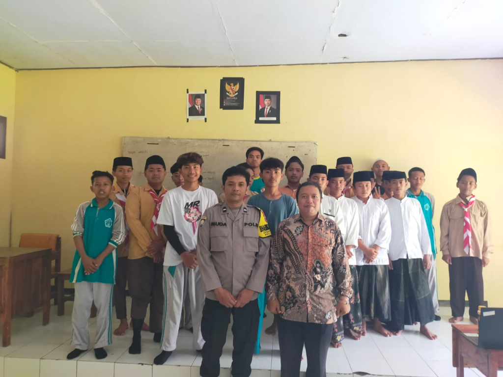 Bentengi Generasi Muda dari Narkoba, Polsek Kunir Edukasi Siswa Baru SMK Roudlotus Sholihin