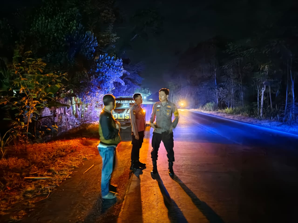 Anggota Polsek Pasirian ketika menggelar patroli malam