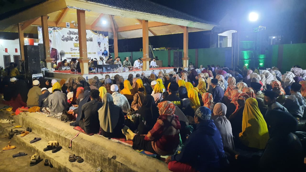 Sekitar 500 jamaah mengikuti sholawatan yang dipimpin Gus Khoir (MRM) dari Lumajang