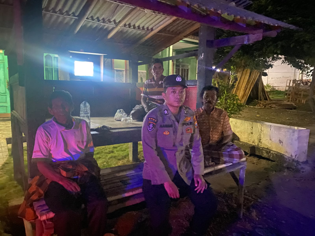 Anggota Polsek saat patroli sambang siskamling