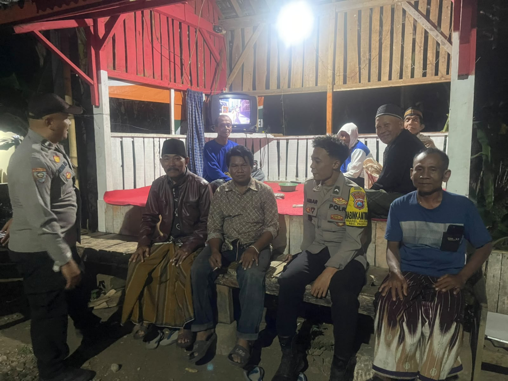 Anggota ketika patroli sambang ke poskamling warga