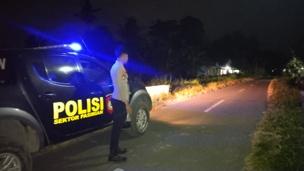Anggota Polsek ketika melakukan patroli malam hari