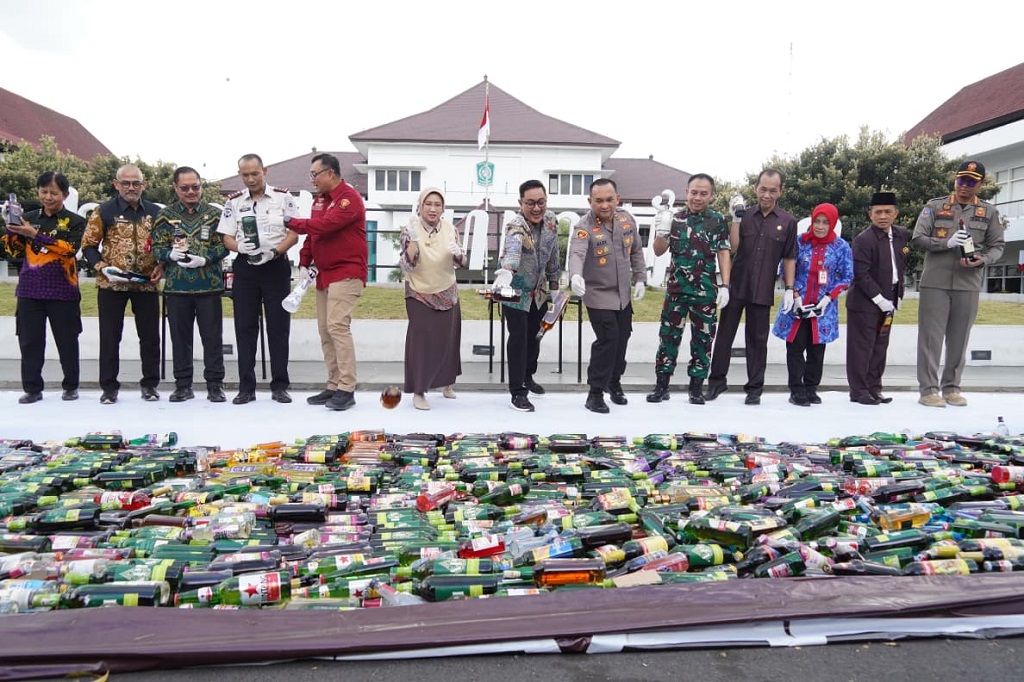 Forkopimda saat melempar minuman beralkohol untuk dimusnahkan