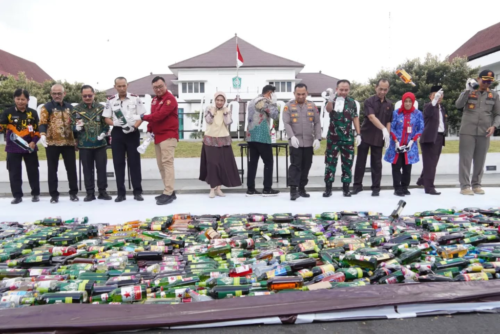 Pemusnahan Miras hasil razia Bersama unsur penegak hukum di Lumajang